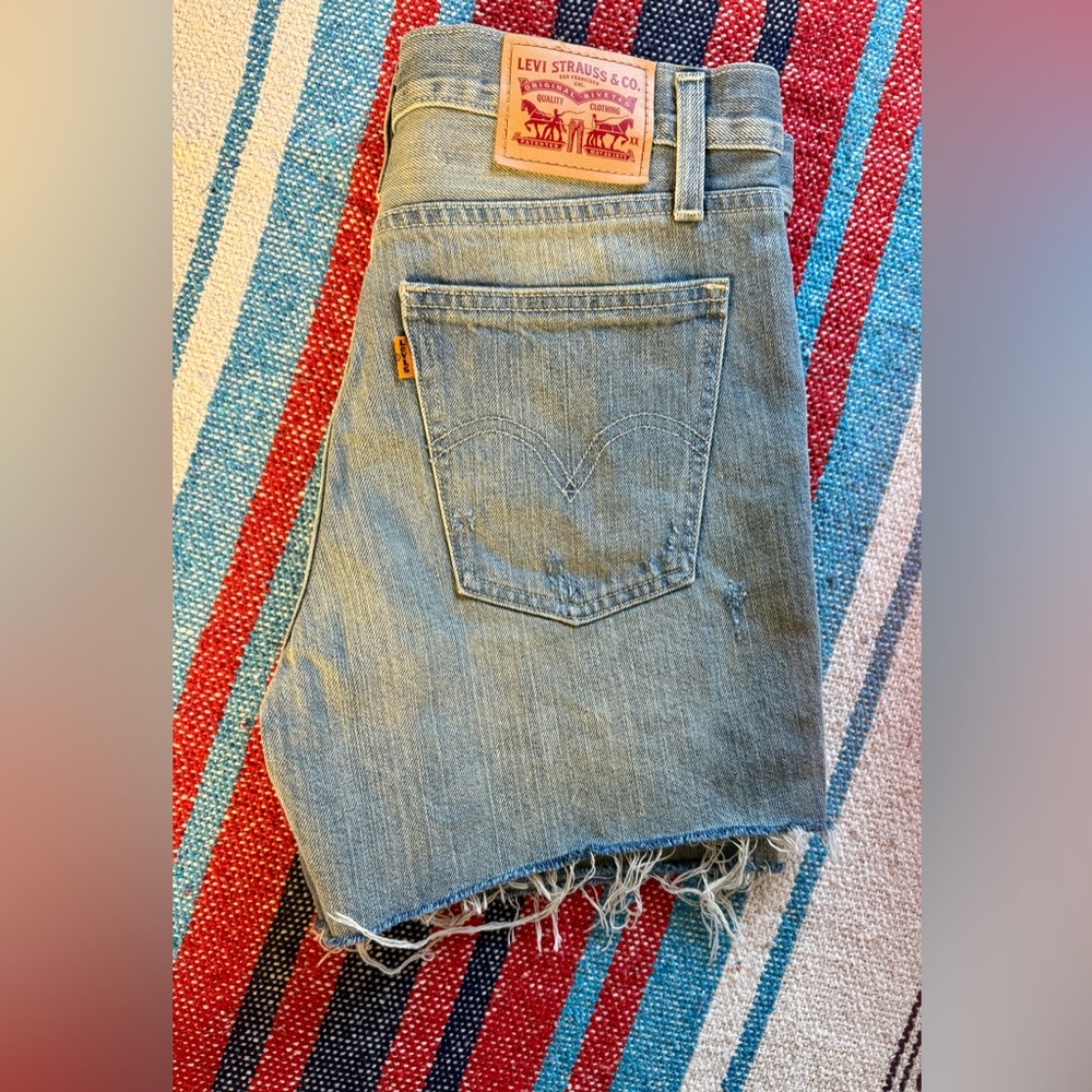 Levi’s Women’s 501 Mid Thigh Distressed Denim Short Size 26W - Picture 7 of 13